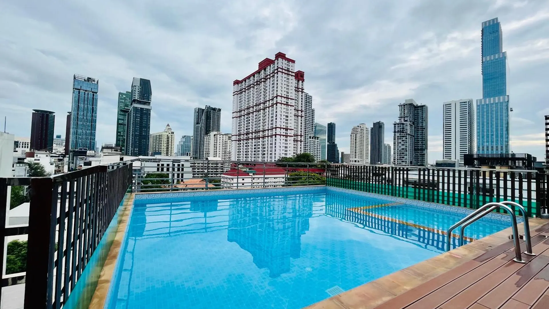 15 Budget Hotels in Ploenchit & Central Bangkok Worth Booking